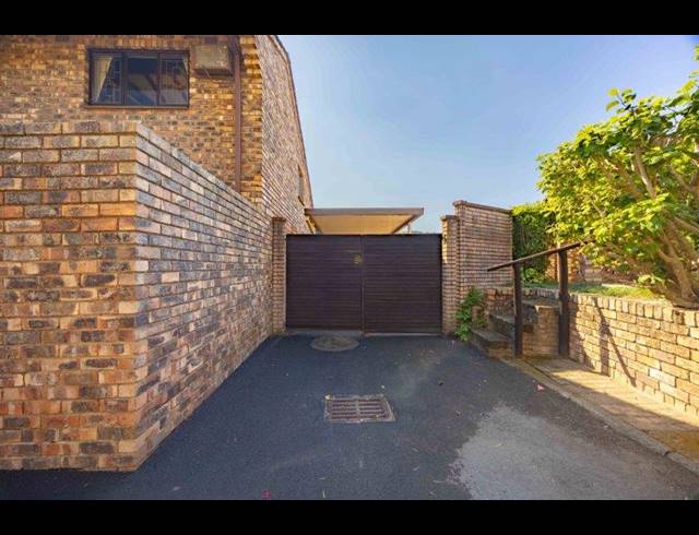 3 BEDROOM TOWNHOUSE FOR SALE IN COWIES HILL PARK